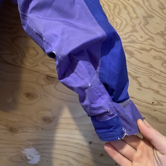 Patagonia Purple Raincoat with High Collar and Water-Resistant Fabric - Picture 2 of 4